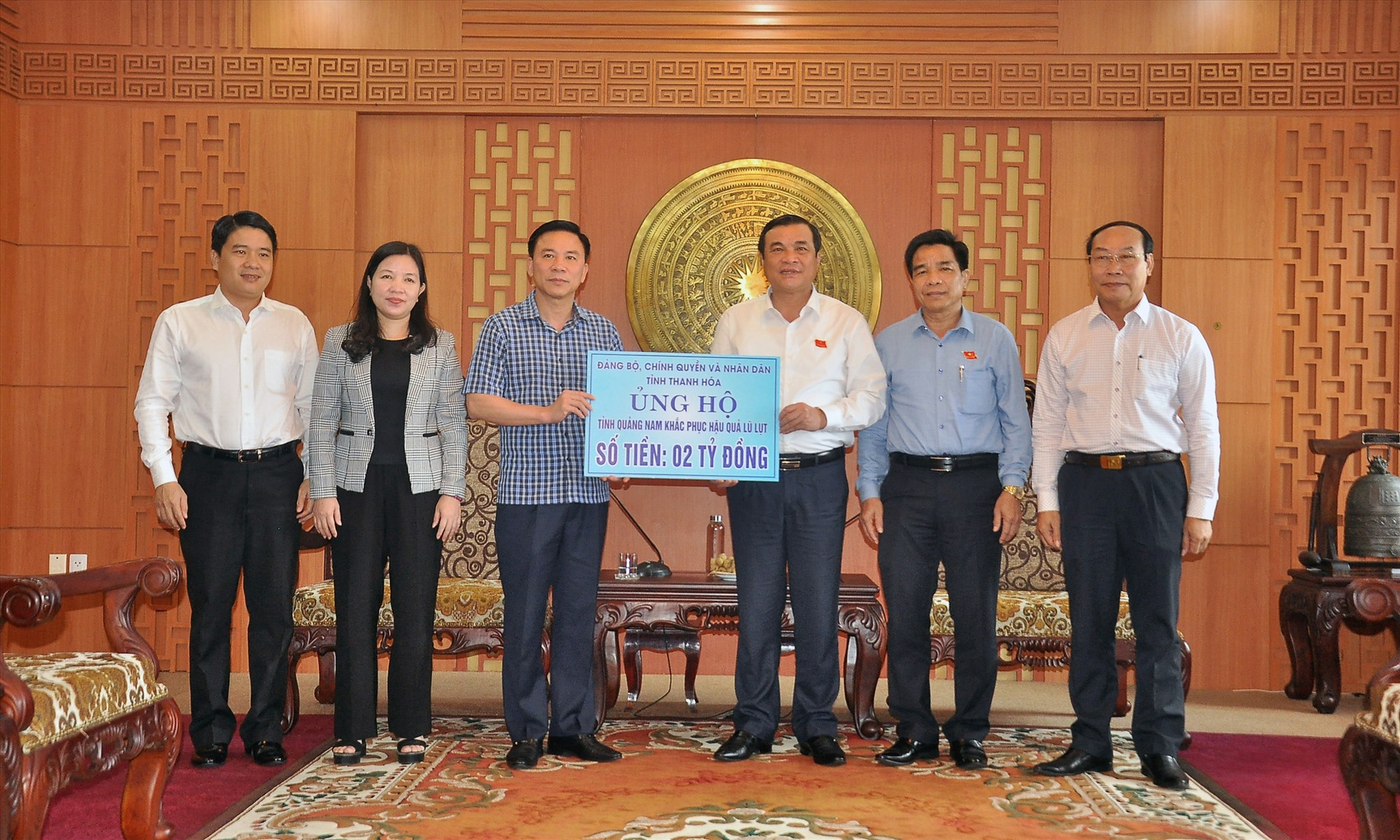 Tỉnh Thanh Hóa ủng hộ Quảng Nam 2 tỷ đồng khắc phục hậu quả bão lũ. Ảnh: VINH ANH