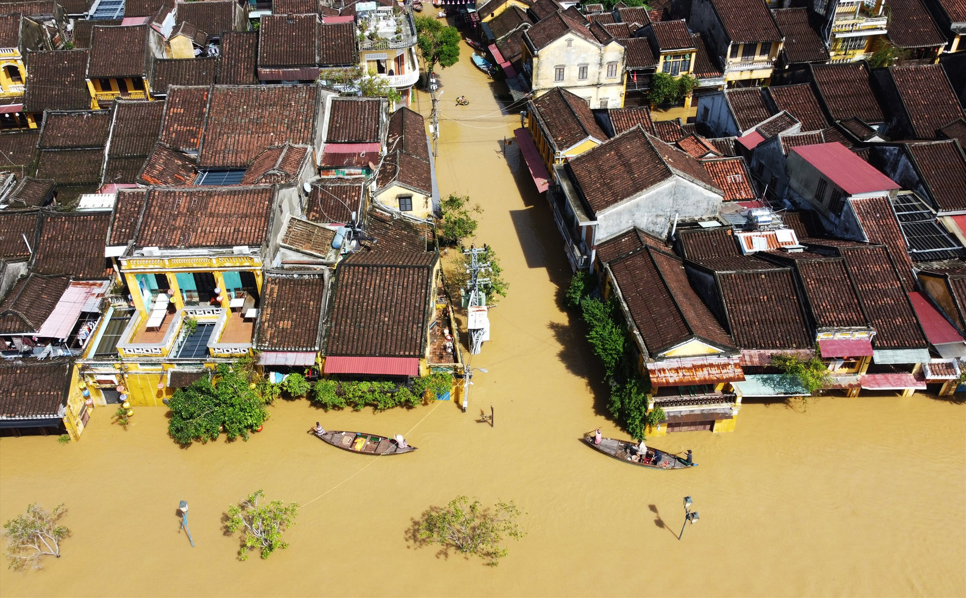 Mặc dù nước lũ đang rút những tuyến phố gần sông Hoài như Bạch Đằng, Nguyễn Phúc Chu,… ngập hơn 1m khiến nhiều ngôi nhà, quán hàng bị nước tràn vào nhà.