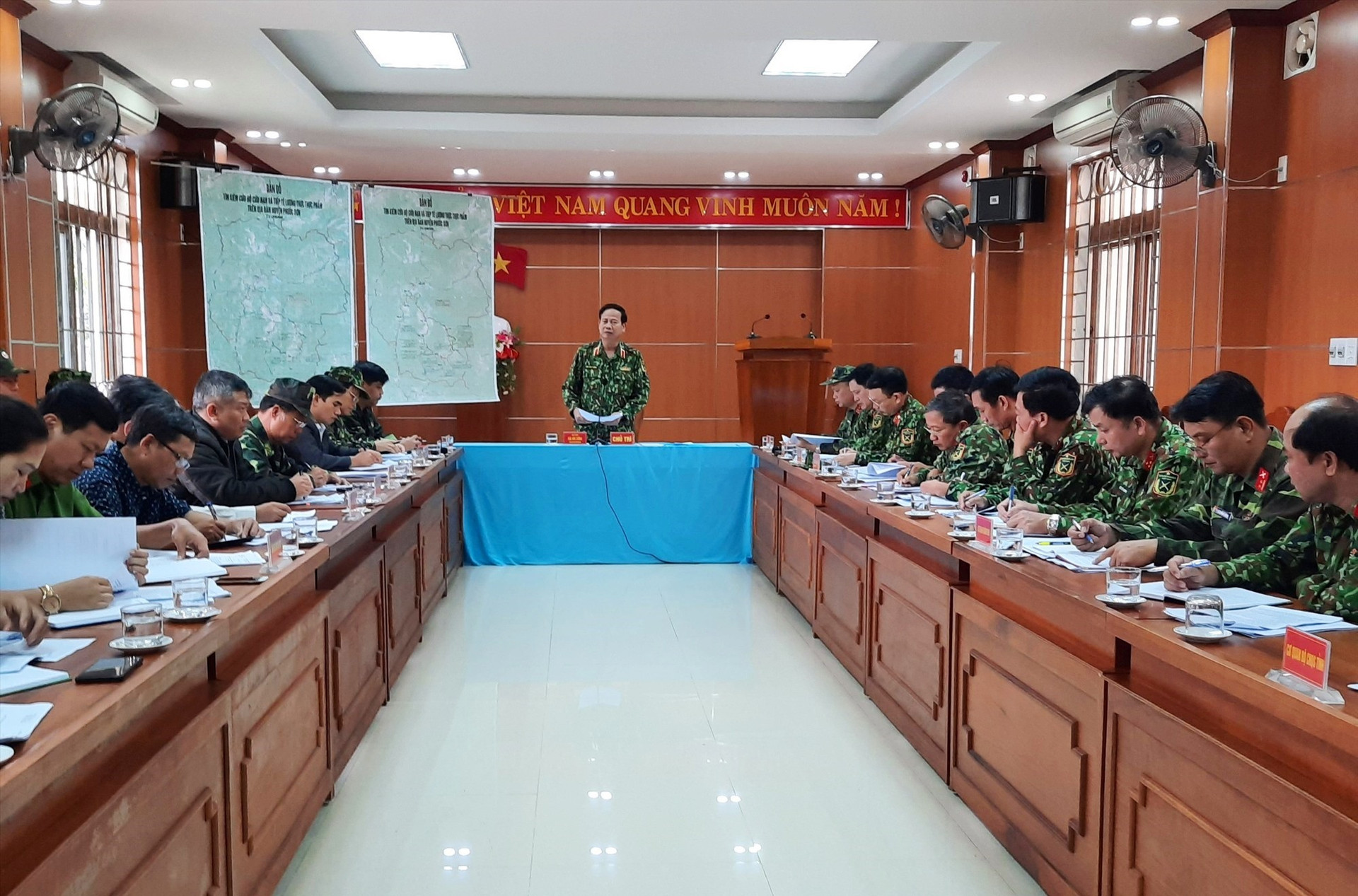 Thiếu tướng Hứa Văn Tưởng - Phó Tư lệnh Quân khu V làm việc với Sở chỉ huy tiền phương và UBND huyện Phước Sơn. Ảnh: Q.K