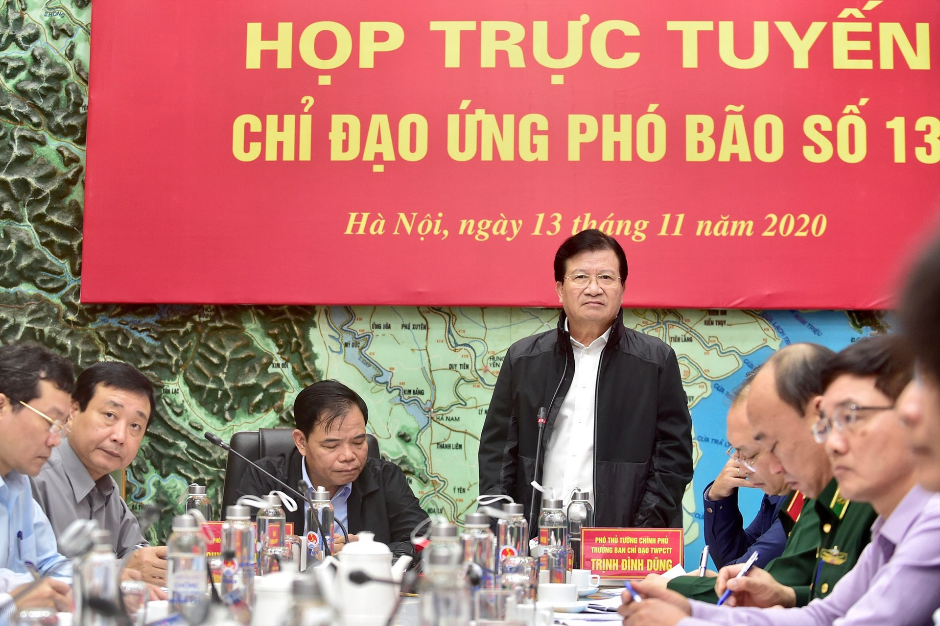 Phó Thủ tướng Trịnh Đình Dũng yêu cầu các địa phương không được lơ là, chủ quan với bão số 13. Ảnh: VGP