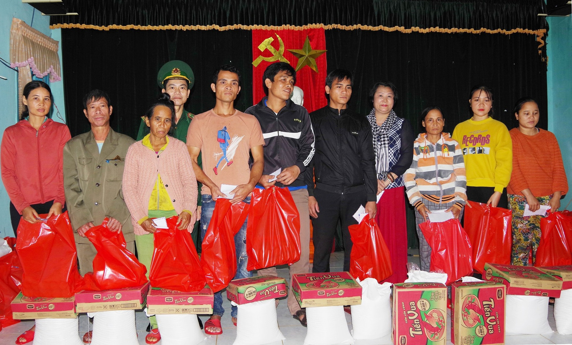 Đoàn công tác tặng quà cho người dân xã Đắc Pre( huyện Nam Giang). Ảnh: HỒNG ANH