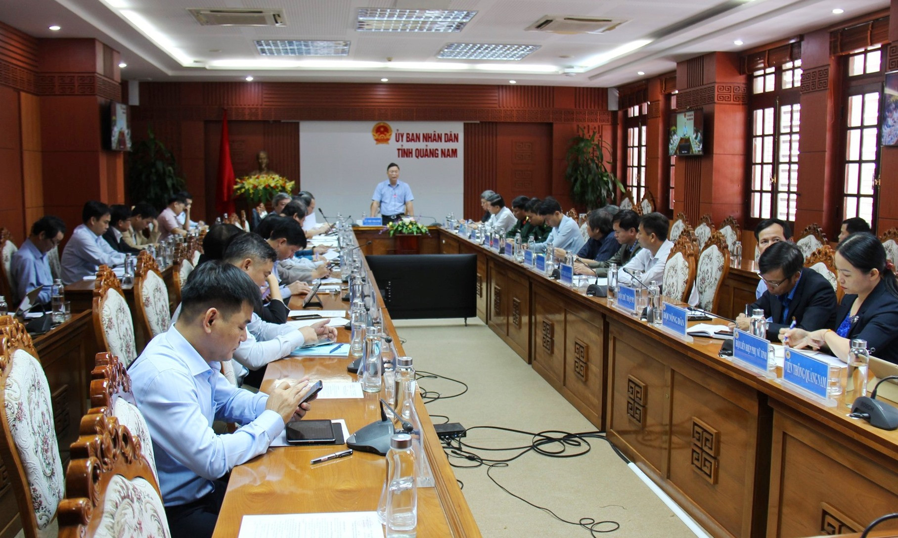 Chủ tịch UBND tỉnh Lê Trí Thanh yêu cầu phải nhanh chóng khôi phục hạ tầng giao thông, điện, viễn thông để phục vụ nhân dân. Ảnh: Đ.Y