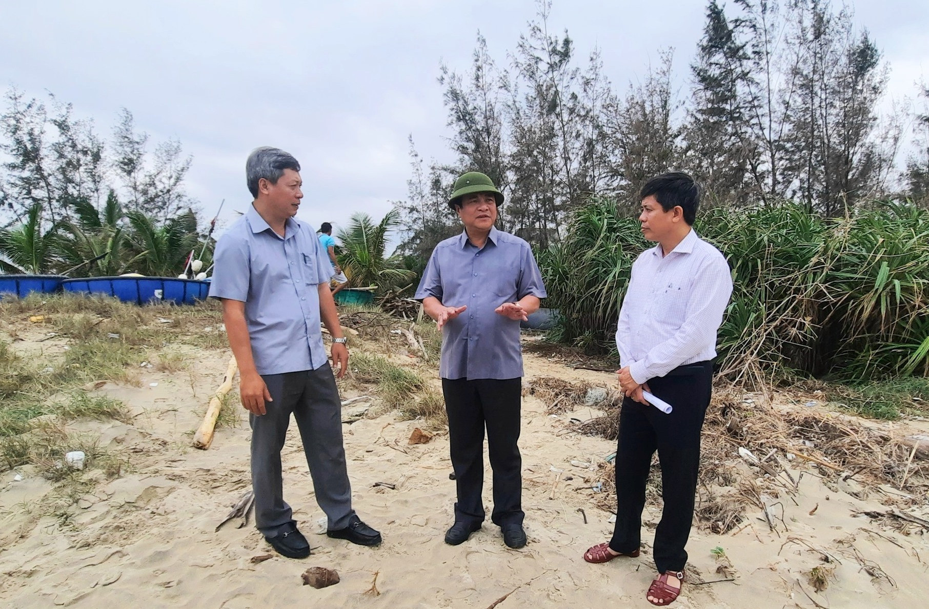 Bí thư Tỉnh ủy Phan Việt Cường kiểm tra phòng, chống bão số 13 tại các xã vùng biển huyện Thăng Bình. Ảnh: Đ.ĐẠO