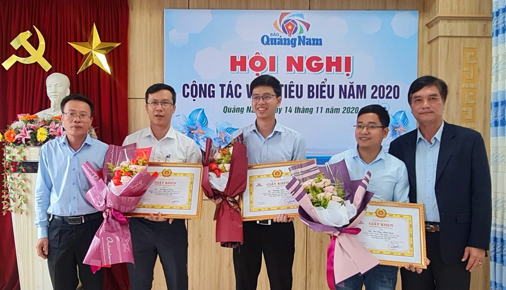 Ban Biên tập Báo Quảng Nam khen thưởng cộng tác viên tiêu biểu xuất sắc năm 2020. Ảnh: LÊ TRỌNG KHANG.