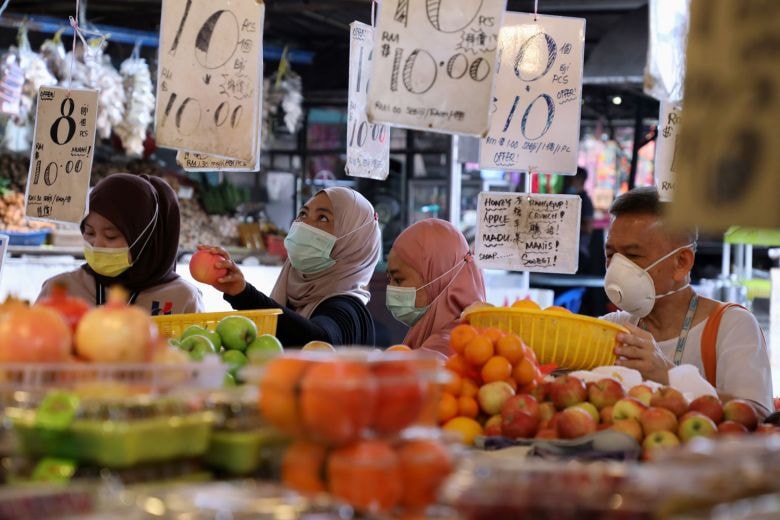Dịch COVID-19 đang gây tác động nặng nề lên đời sống của người lao động Malaysia. Ảnh: Reuters 