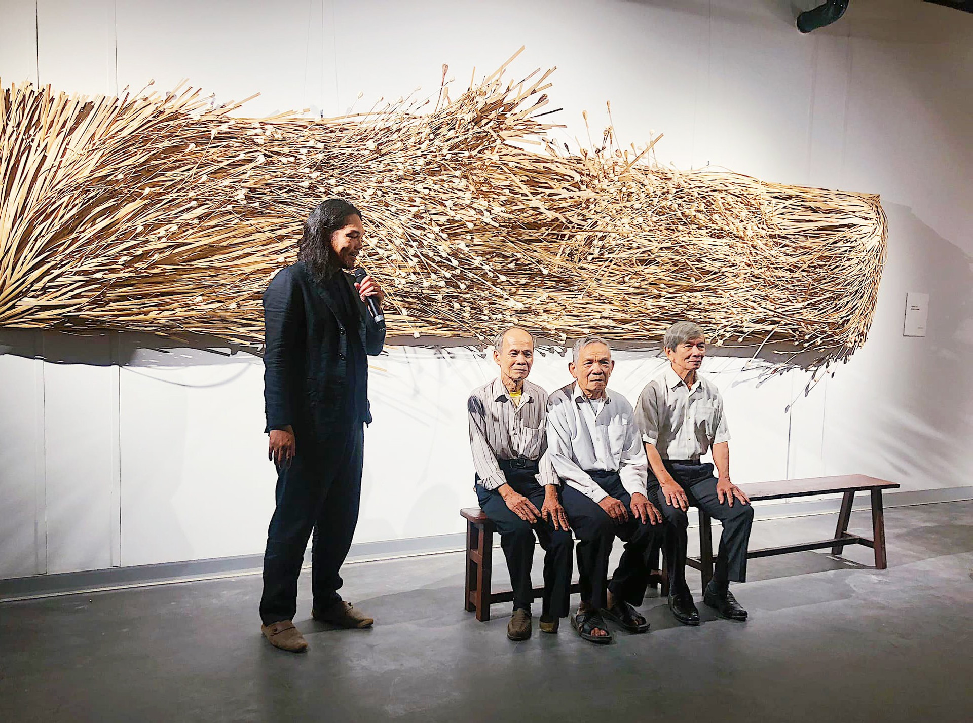 Nghệ sĩ Trung Nghĩa cùng đội thợ từ Quảng Nam trong triển lãm “Nát giỏ còn bờ tre” tại TP.Hồ Chí Minh. Ảnh: FBNV