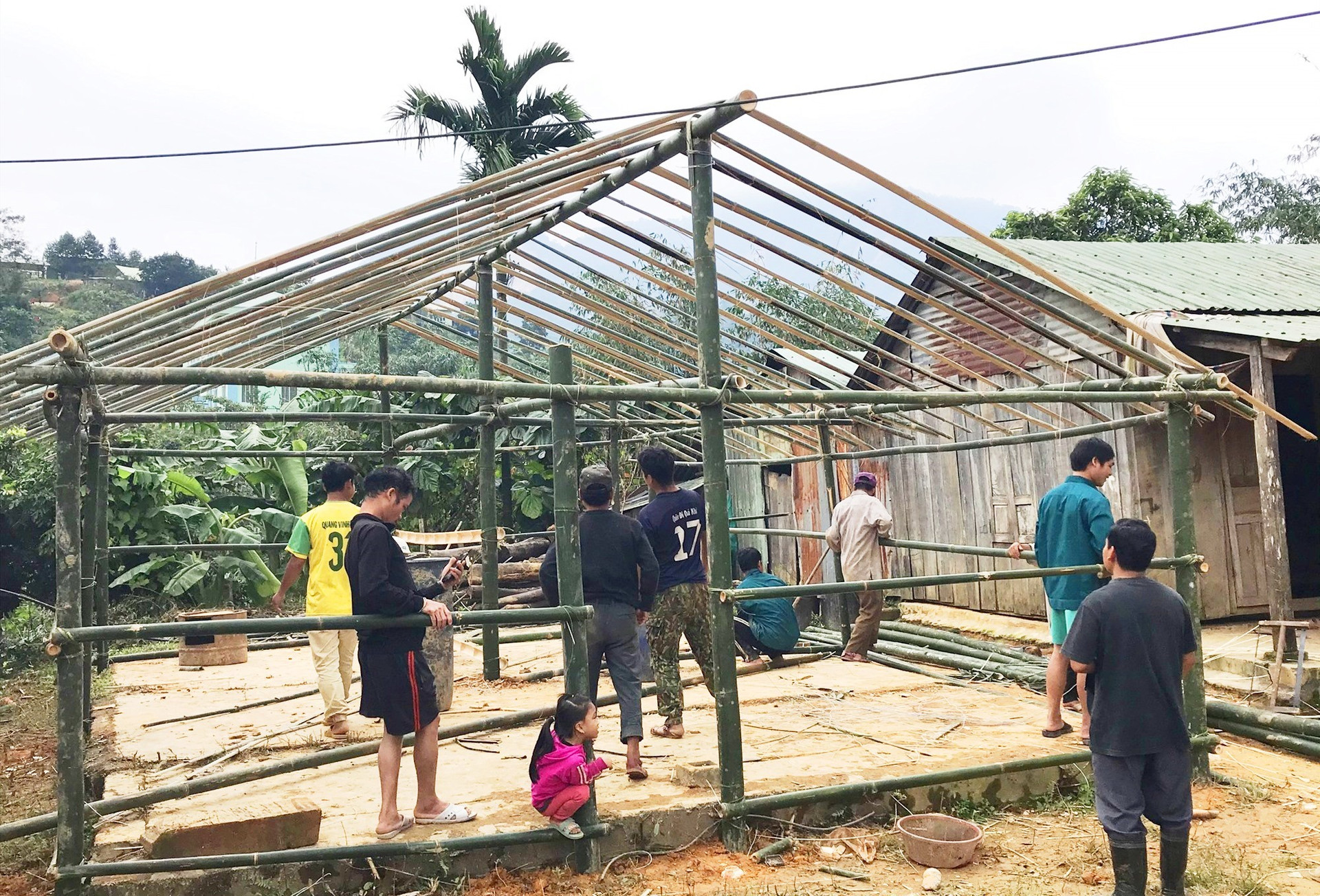 Các lực lượng dựng nhà tạm cho người dân xã Phước Lộc. Khu vực này vẫn còn đang bị cô lập. Ảnh: Q.K