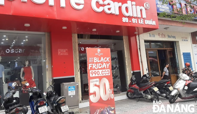 Việc “Săn hàng giá rẻ” vào “ngày thứ 6 ” (Black Friday) đã tác động phần nào làm thay đổi hành vi và thói quen mua sắm của người tiêu dùng. Trong ảnh: Cửa hàng thời trang của thương hiệu Pierre Cardin trên đường Lê Duẩn triển khai chương trình “Black Friday” từ rất sớm.Ảnh: KHÁNH HÒA