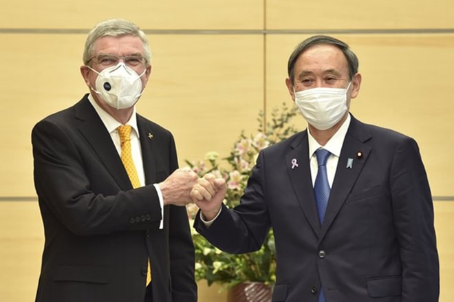 Thủ tướng Nhật Bản Suga Yoshihide và Chủ tịch IOC Thomas Bach. (Nguồn: AP)