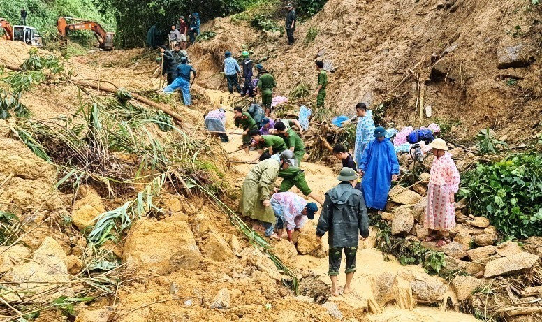 CBCS Công an huyện Bắc Trà My tìm kiếm nạn nhân mất tích do sạt lở núi