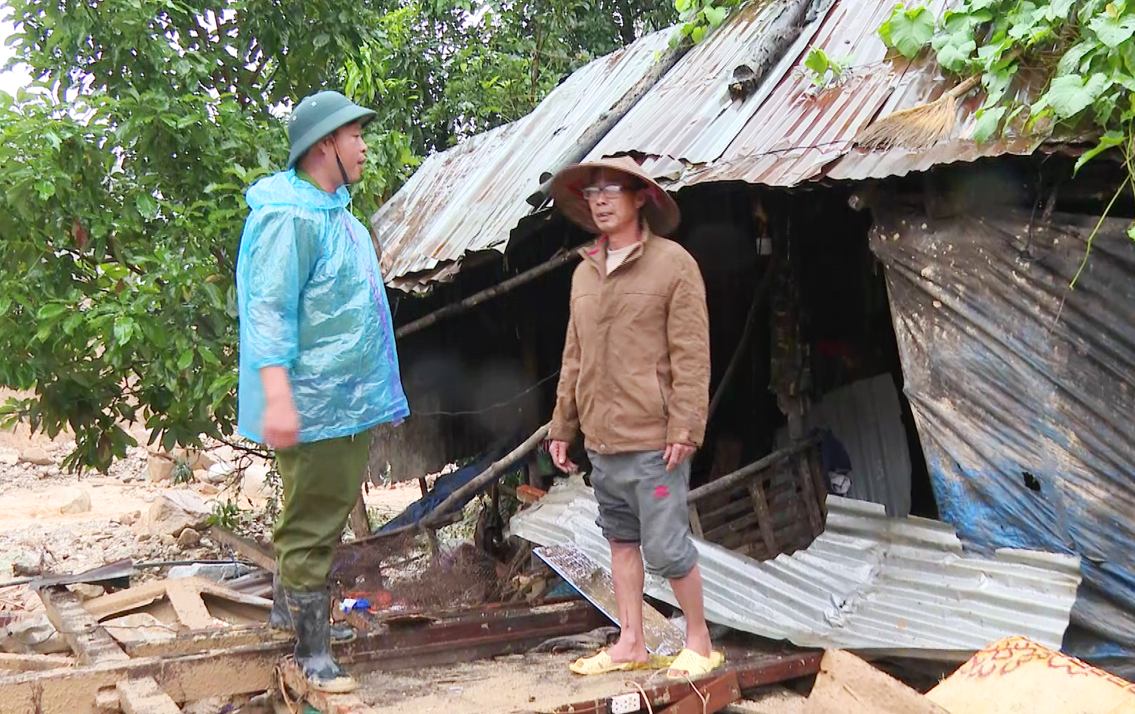 CBCS Công an xã Phước Thành đến nhà dân giúp dân khắc phục hậu quả sau mưa lũ