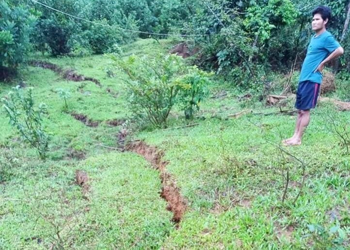 Vết nứt núi tại nóc ông Khương, thôn 1 xã Trà Giáp, khe nứt rộng có thể lọt thỏm bàn chân người lớn.