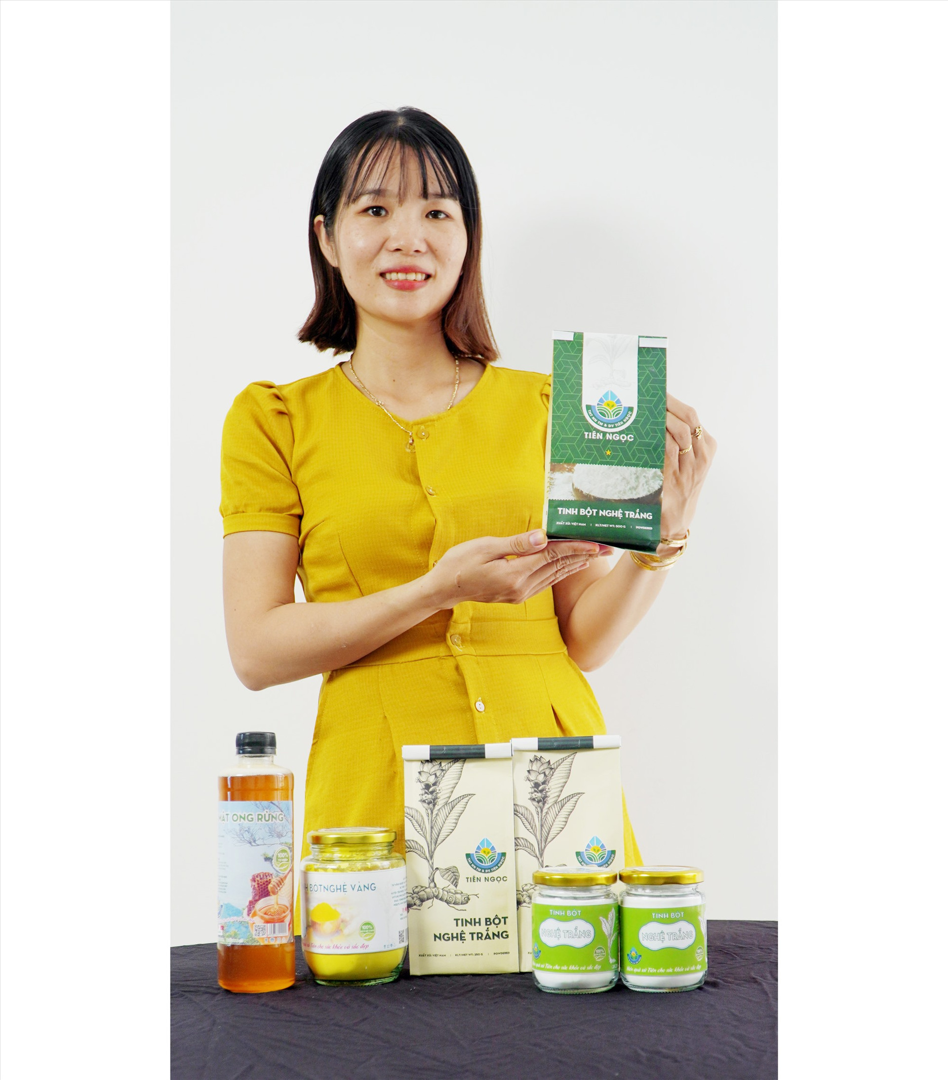 Chị Nương là người tiên phong trong việc thương mại hóa sản phẩm tinh bột nghệ trắng tại Quảng Nam. Ảnh: P.VINH
