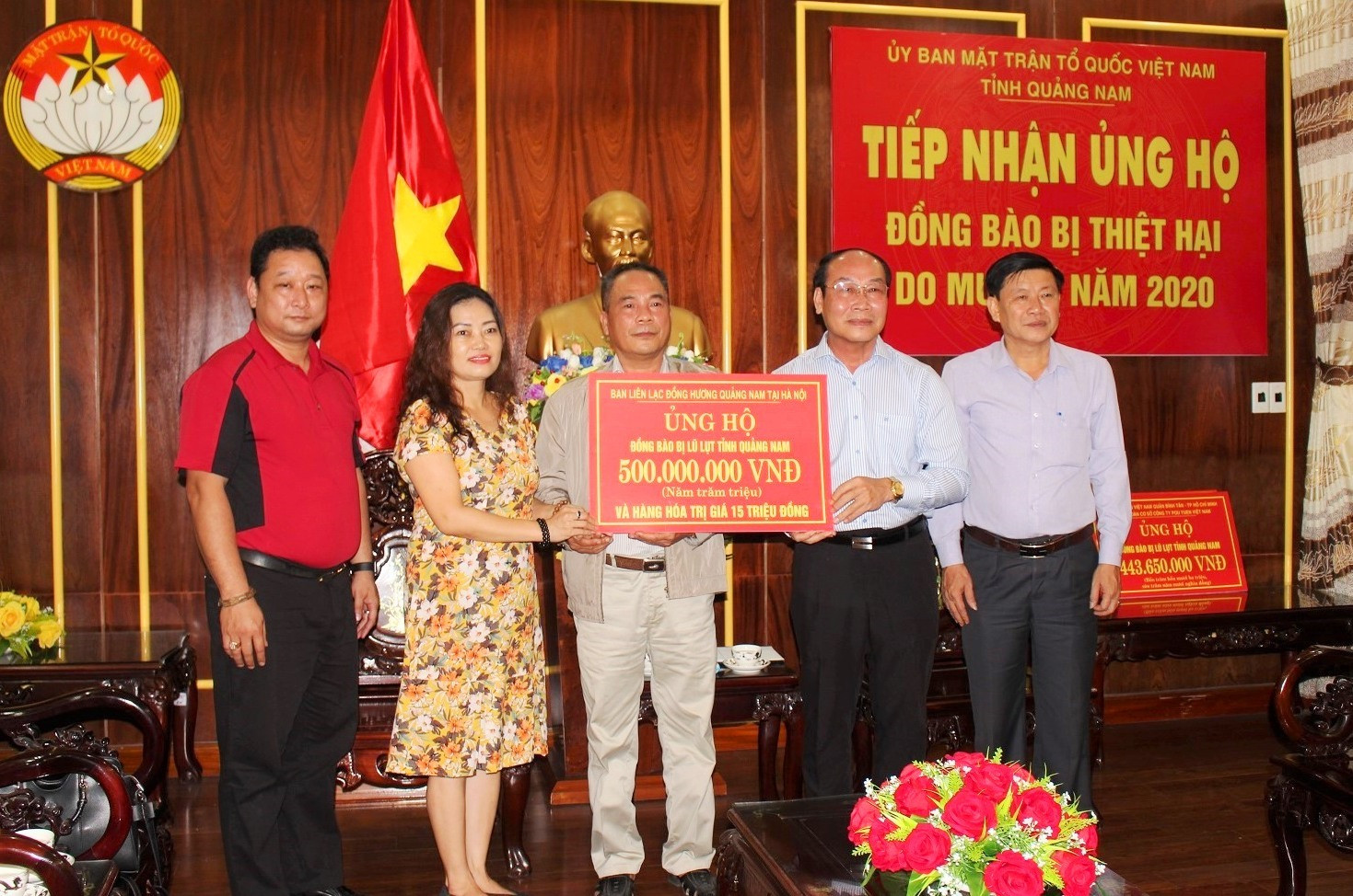 Đại diện Ban liên lạc đồng hương Quảng Nam tại Hà Nội trao ủng hộ 500 triệu đồng cho Ủy ban MTTQ Việt Nam tỉnh. Ảnh: V.A