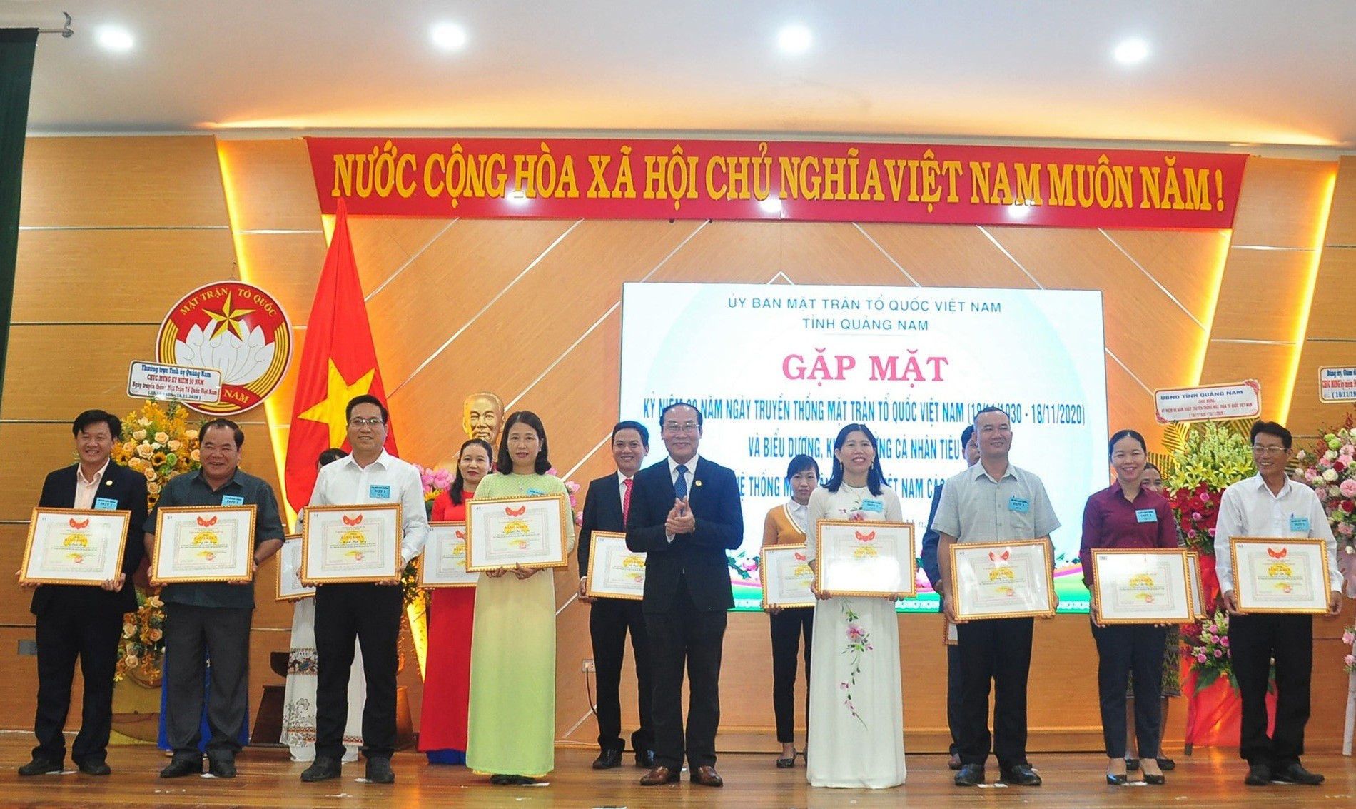Ủy ban MTTQ Việt Nam biểu dương các cá nhân tiêu biểu có thành tích xuất sắc trong công tác Mặt trận giai đoạn 2015 - 2020. Ảnh: VINH ANH
