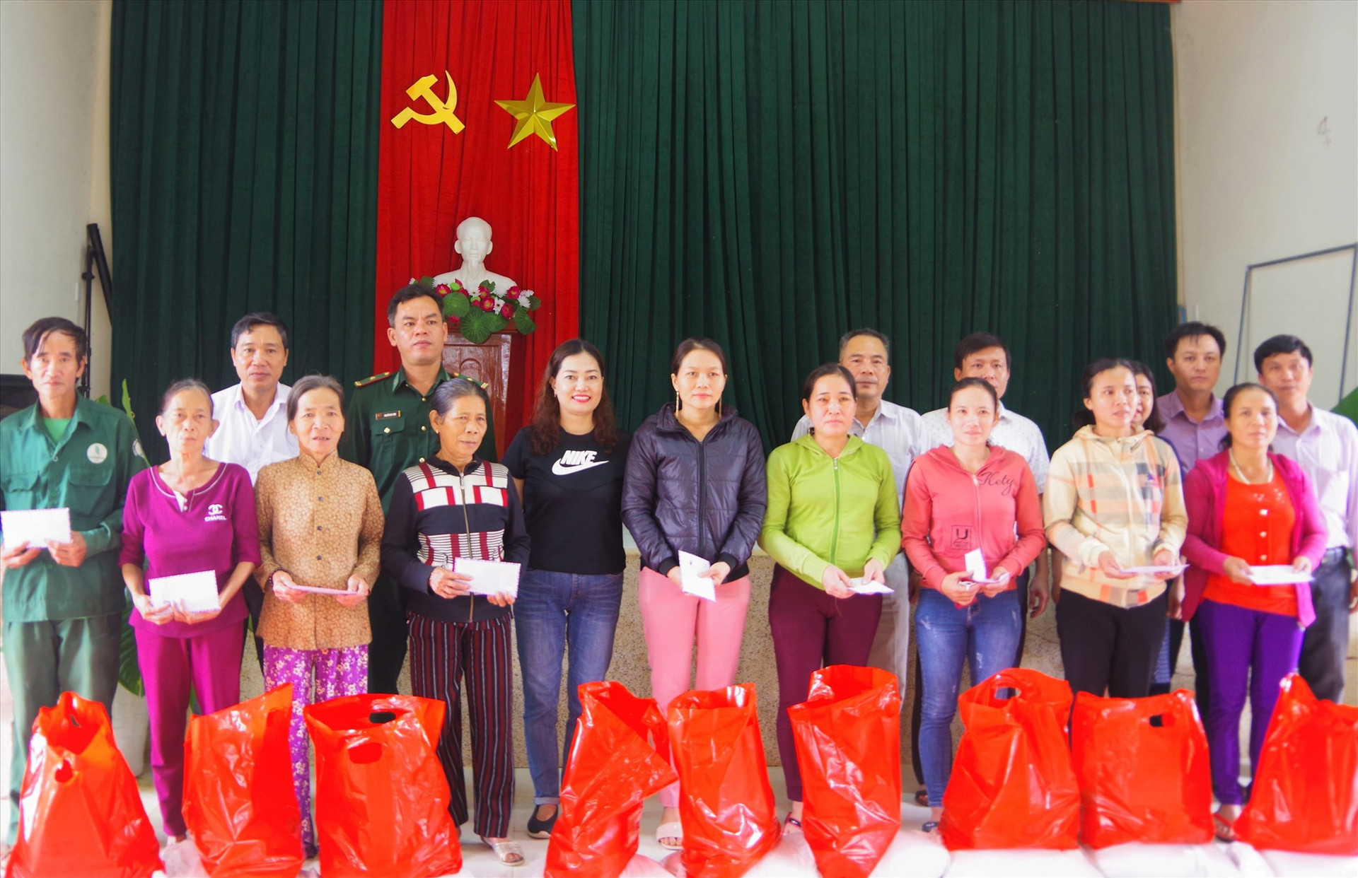 Hội đồng hương trẻ Quảng Nam tại Hà Nội tặng quà cho các hộ gia đình khó khăn của xã Tam Sơn (Huyện Núi Thành) bị thiệt hại do bão lũ vừa qua.