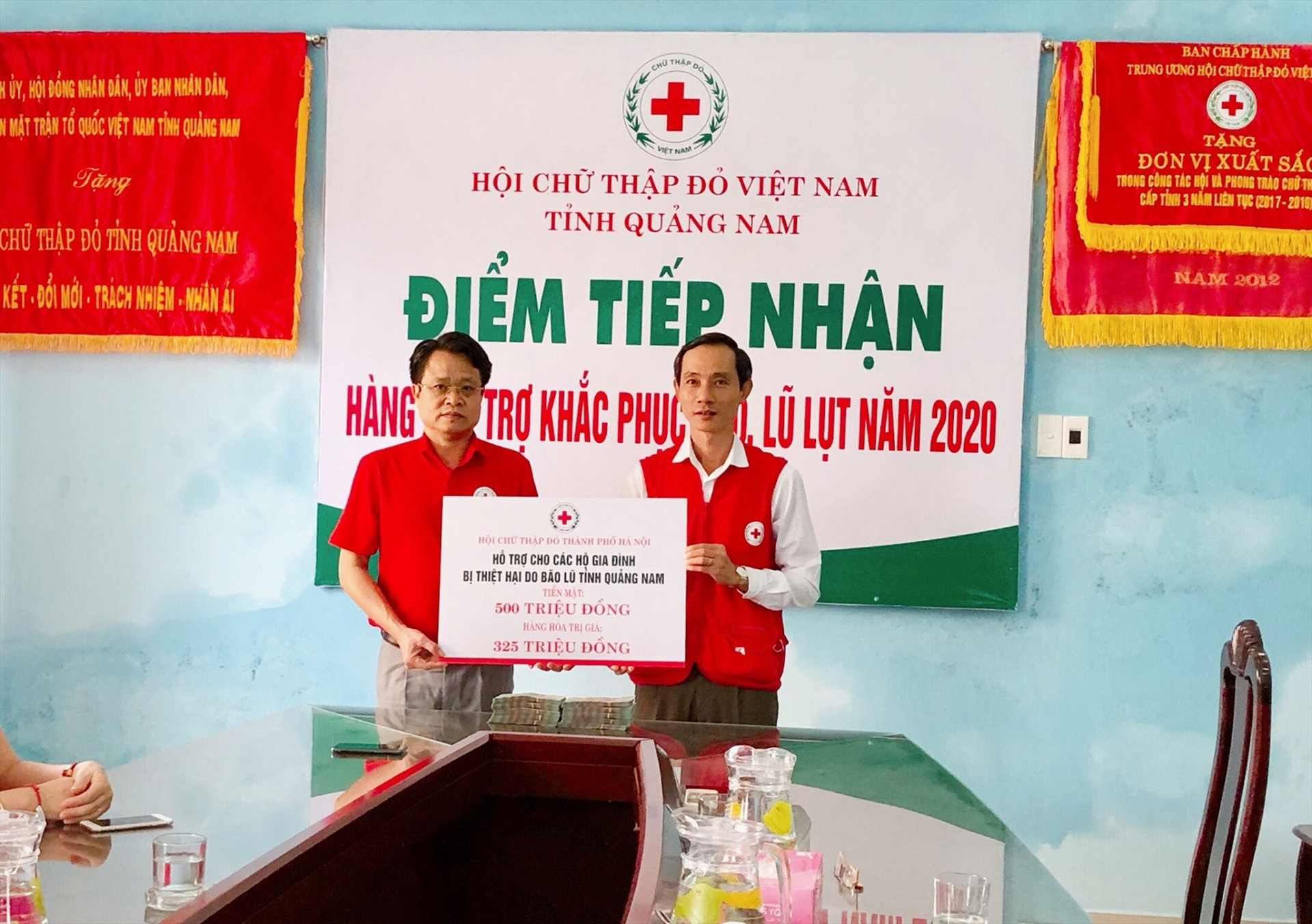 Hội CTĐ Hà Nội hỗ trợ người dân vùng lũ Quảng Nam thông qua Hội CTĐ Quảng Nam. Ảnh: P.C.R