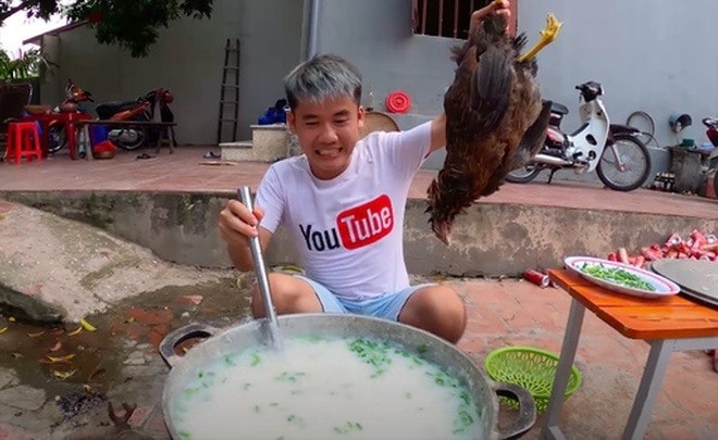 Hưng Vlog bị phạt 7,5 triệu đồng do đăng clip nấu cháo gà nguyên lông. Ảnh cắt từ video.