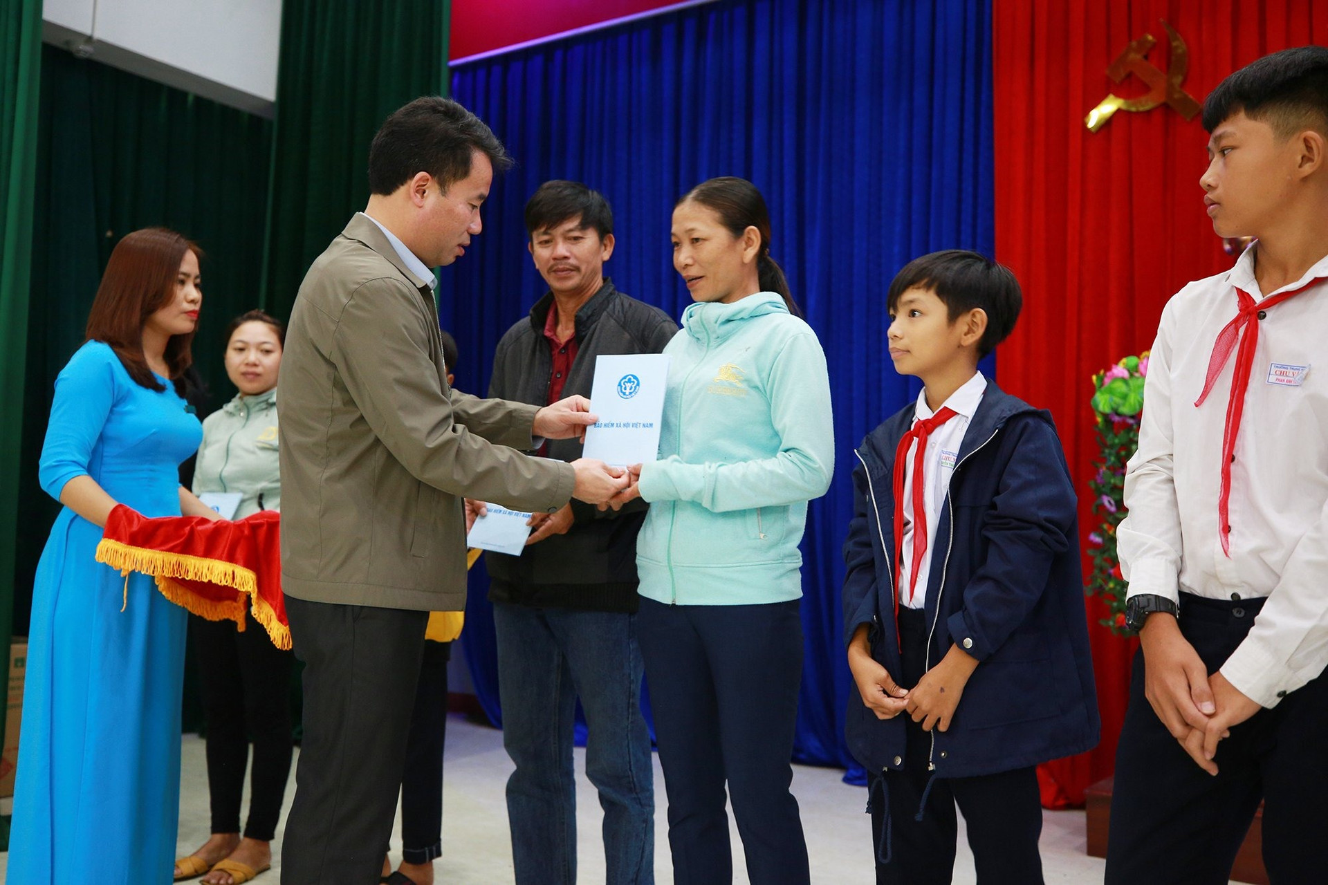 Tổng Giám đốc BHXH Việt Nam Nguyễn Thế Mạnh tặng thẻ BHYT cho người dân khó khăn tại Quảng Nam. Ảnh: D.L
