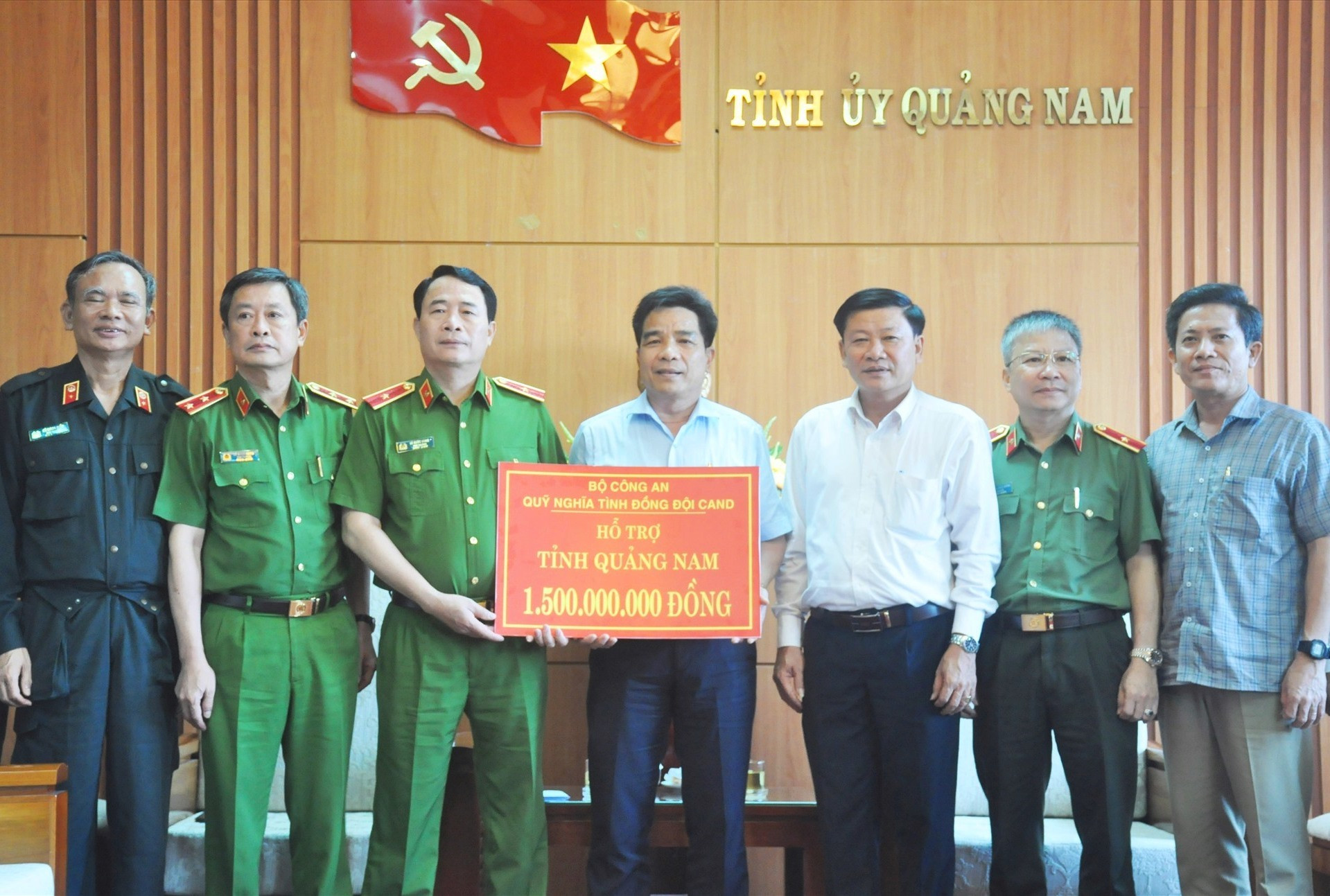 Thiếu tướng Lê Quốc Hùng - Thứ trưởng Bộ Công an trao kinh phí hỗ trợ Quảng Nam khắc phục hậu quả thiên tai. Ảnh: N.Đ