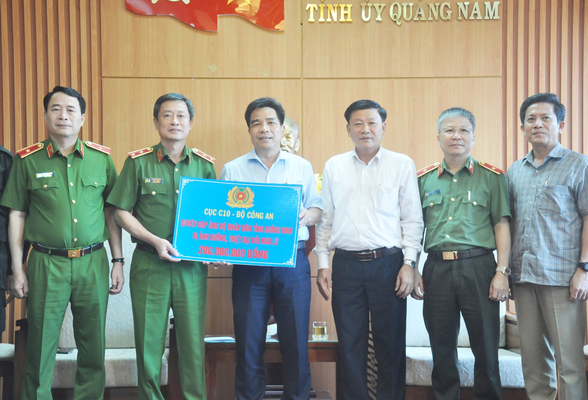 Đại diện lãnh đạo Cục C10 - Bộ Công an trao hỗ trợ 200 triệu đồng cho nhân dân Quảng Nam khắc phục hậu quả thiên tai. Ảnh: N.Đ