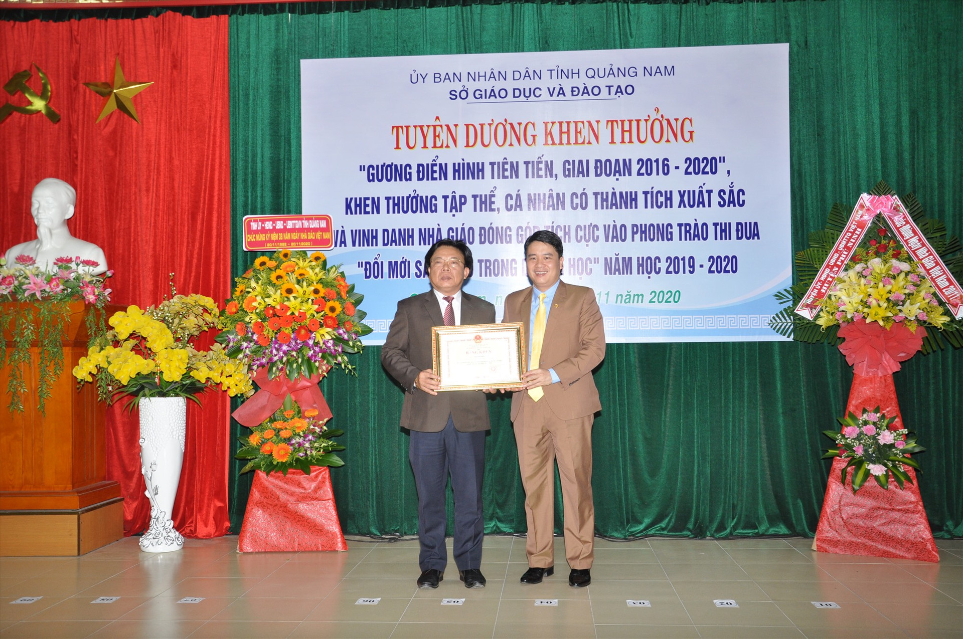 Giám đốc Sở GD-ĐT Hà Thanh Quốc nhận bằng khen của Bộ GD-ĐT do Phó Chủ tịch UBND tỉnh Trần Văn Tân trao. Ảnh: X.P