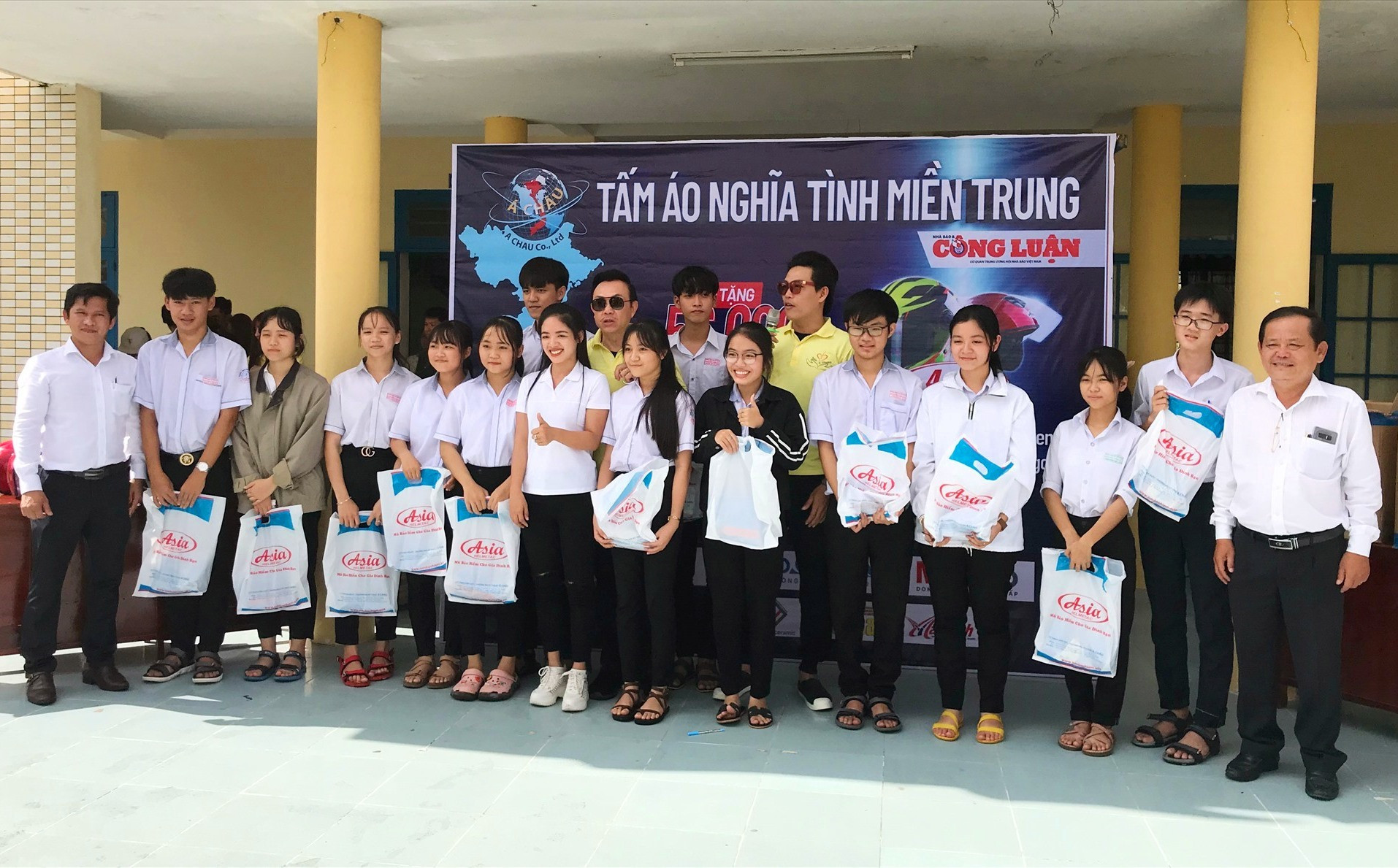 Chương trình “Tấm áo nghĩa tình miền Trung” trao 999 chiếc áo ấm tại trường THPT Nguyễn Văn Cừ, huyện Quế Sơn.