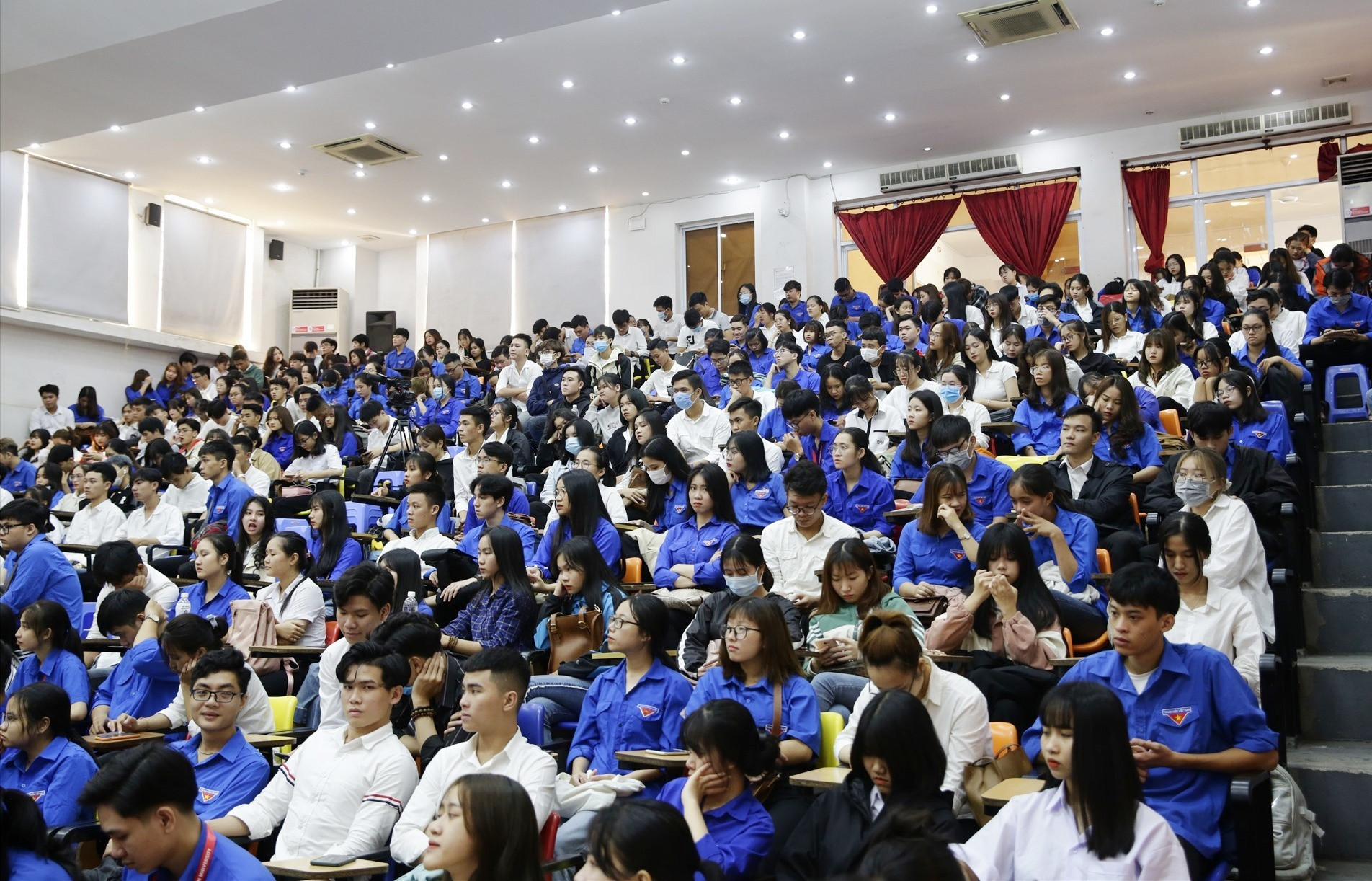 Hàng trăm sinh viên DTU tham gia talk show của TS. Lê Nguyên Bảo. Ảnh: Văn Sanh