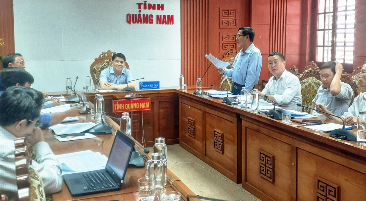 Phó Chủ tịch UBND tỉnh Trần Văn Tân chủ trì buổi làm việc cùng Sở Y tế vào sáng 18.11. Ảnh: L.Q