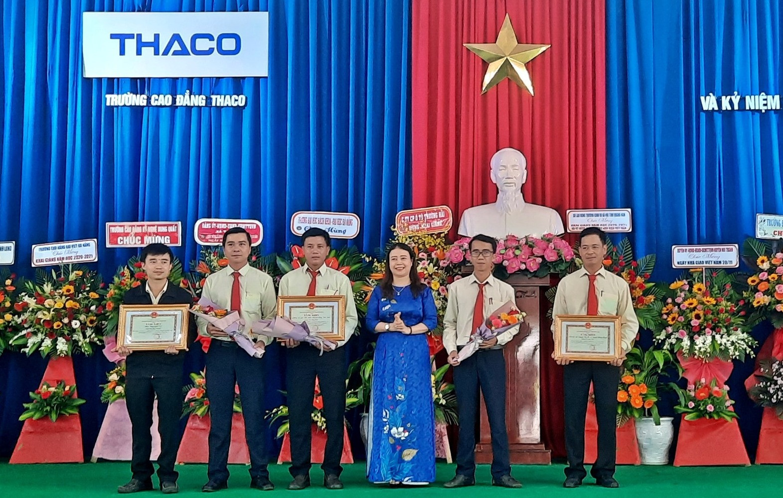 Tập thể, cá nhân Trường Cao đẳng Thaco đón nhận bằng khen của UBND tỉnh vì có thành tích xuất sắc trong các phong trào thi đua. Ảnh: Đ.ĐẠO