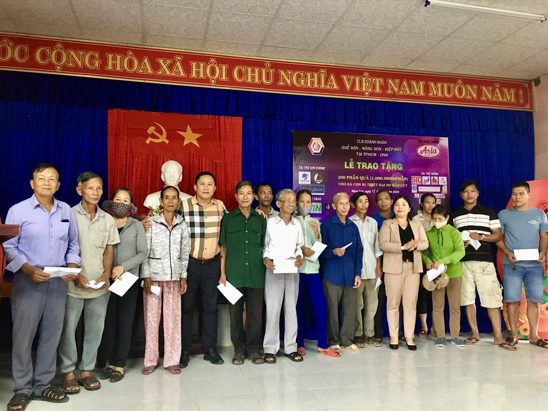CLB Doanh nhân QNH trao tặng quà cho các hộ chịu thiệt hại nặng nề trong bão số 9 tại huyện Nông Sơn.