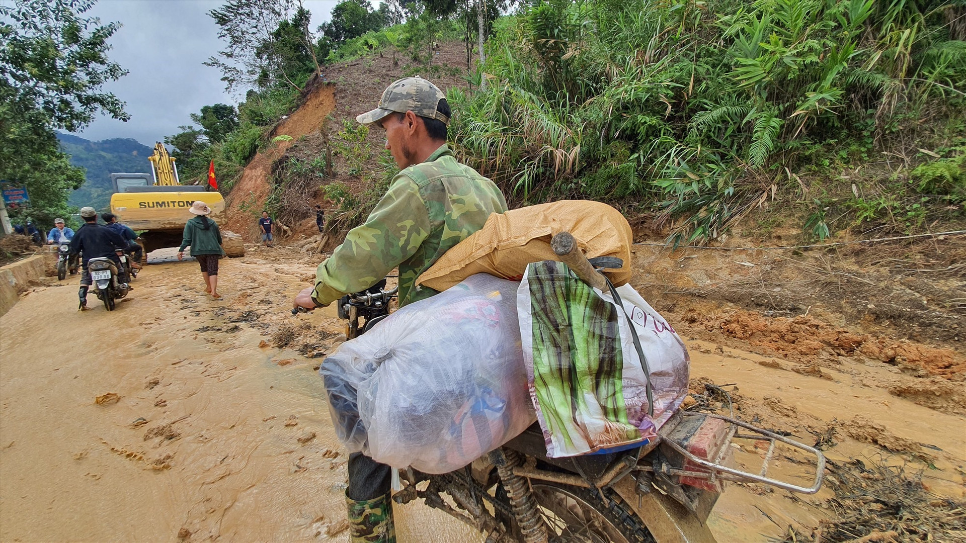 Người dân Phước Thành đã có thể sử dụng xe máy để vận chuyển hàng hóa cứu trợ về xã, chấm dứt cảnh cắt rừng gùi cõng suốt ba tuần qua. Ảnh: T.C
