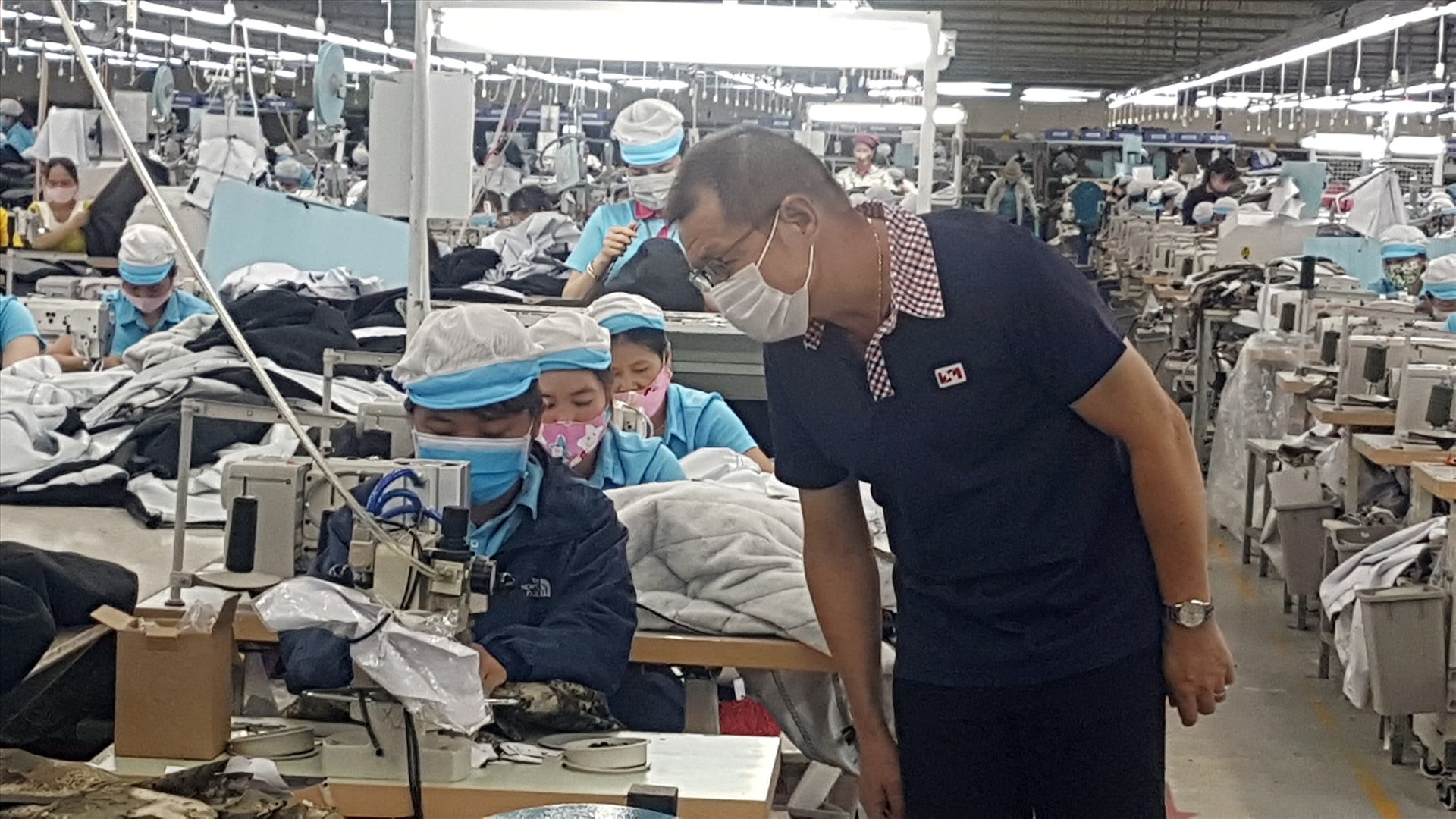 Ông Chou Kuo I - Tổng Giám đốc Công ty Vast Apparel Việt Nam (Phú Ninh) kiểm tra hoạt động sản xuất của công nhân trong thời điểm dịch bệnh Covid-19 phức tạp. Ảnh: D.LỆ