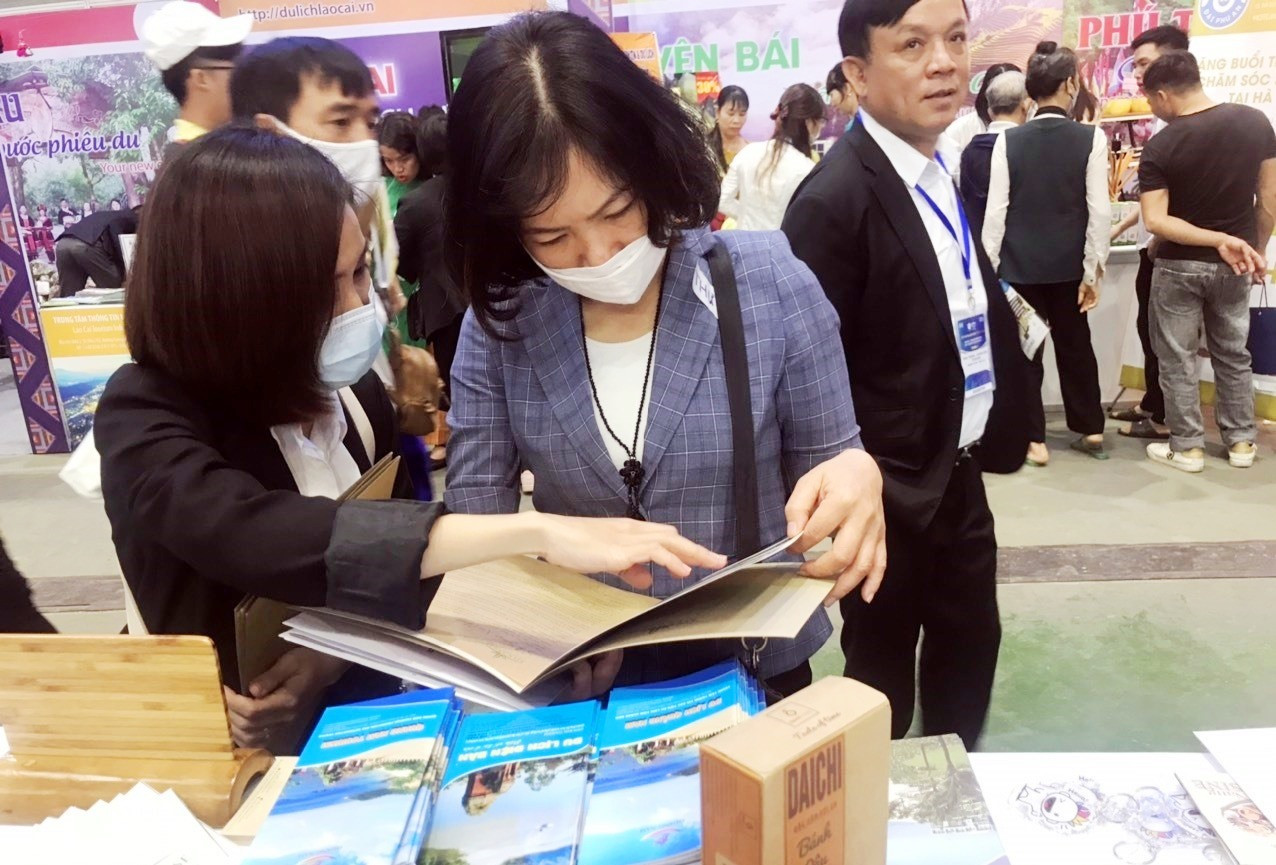 Khách tìm hiêu thông tin du lịch Quảng Nam tại Hội chợ VITM Hanoi 2020