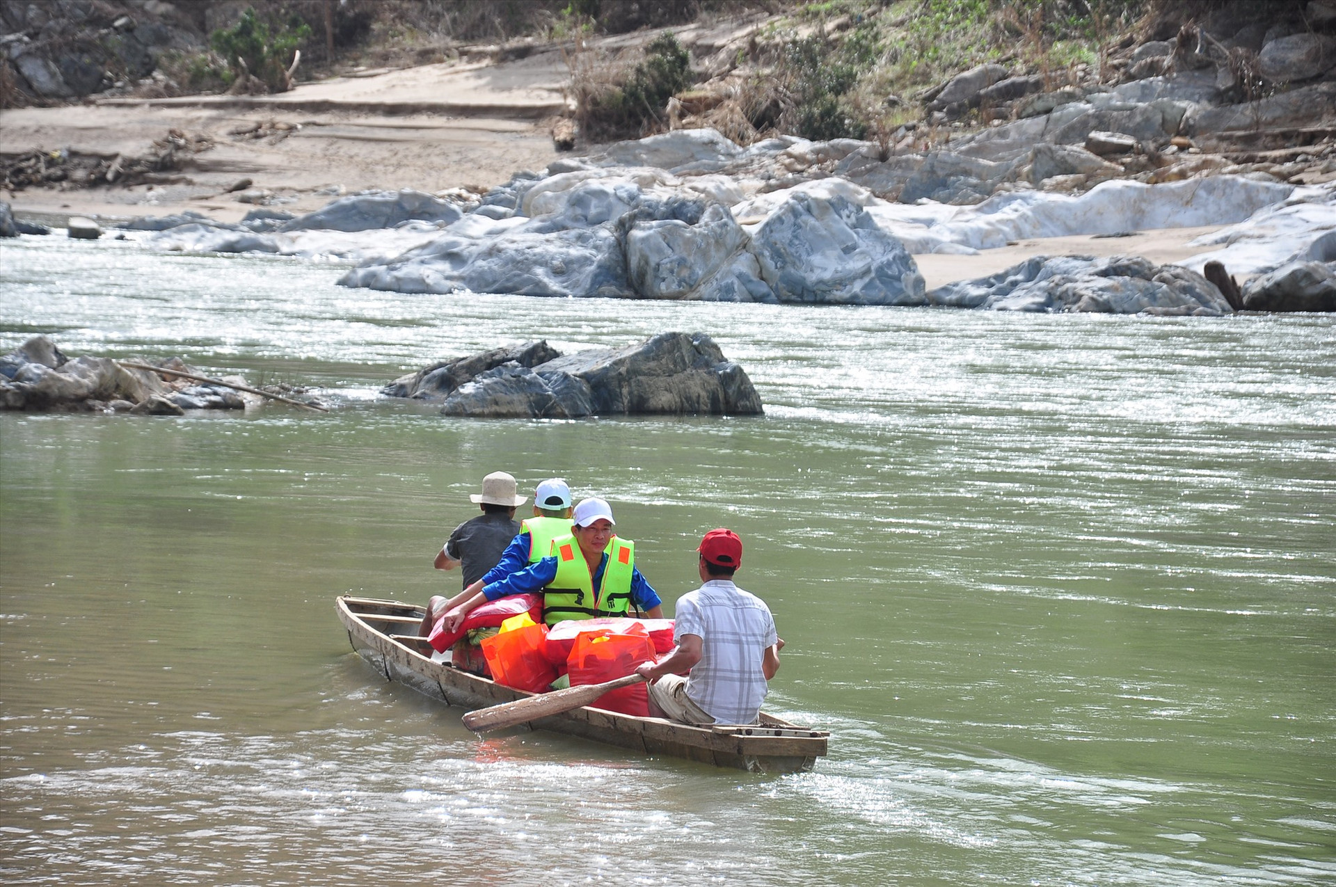 Để vượt sông Tranh đòi hỏi những người chèo đò phải có kinh nghiệm, am hiểm dòng chảy. Ảnh: VINH ANH