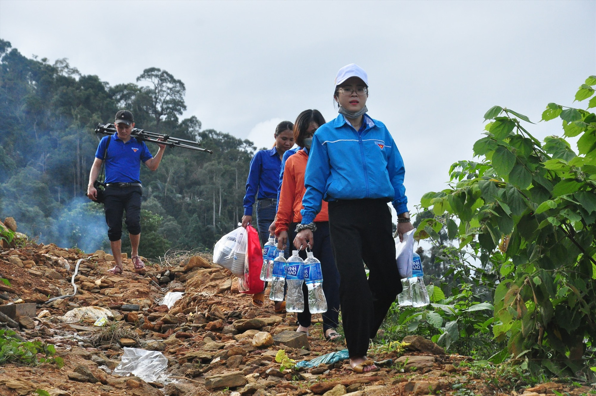 Sau một buồi chiều đầy cố gắng, đoàn tình nguyện đã hoàn thành khối lượng công việc sửa chữa nhà cho các hộ dân làng Tắk Rối để ra về. Ảnh: VINH ANH
