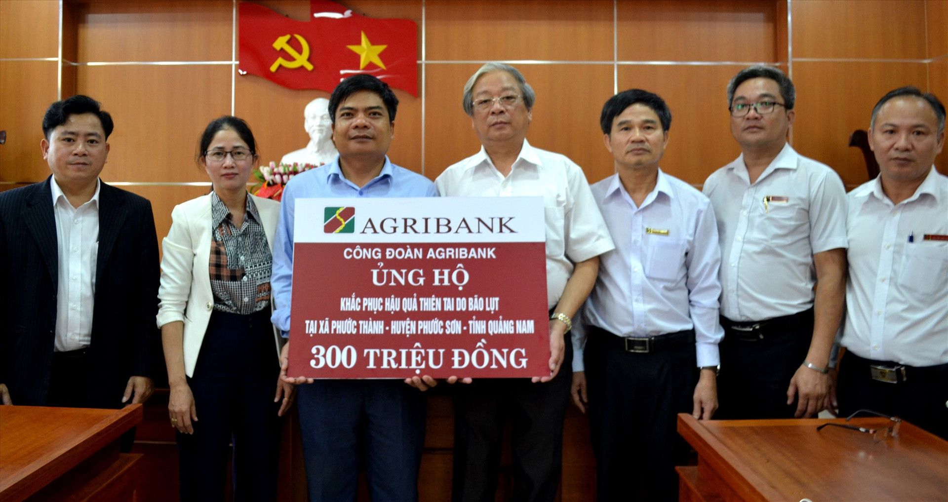 Agribank Việt Nam tặng người dân huyện Phước Sơn 300 triệu đồng để khắc phục hậu quả của thiên tai. Ảnh: V.N