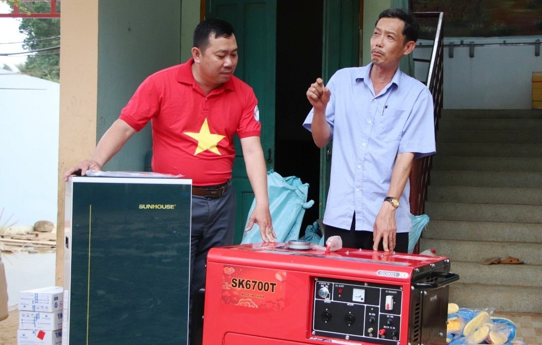 Thầy Bùi Quang Ngọc, Hiệu trưởng Trường Phổ thông dân tộc bán trú tiểu học Trà Leng (phải) vui mừng tiếp nhận máy phát điện, máy lọc nước.