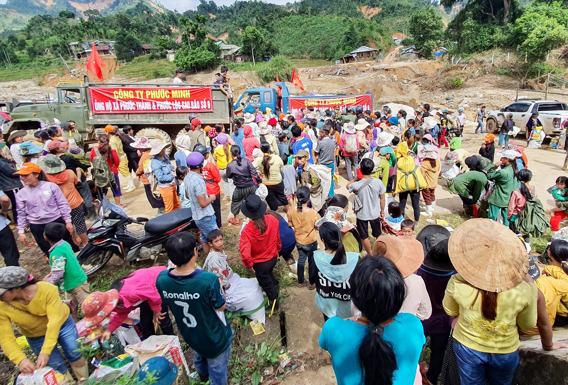 Rất đông bà con Phước Thành, Phước Lộc đến nhận quà cứu trợ tại thôn 2 xã Phước Thành. Ảnh: T.C