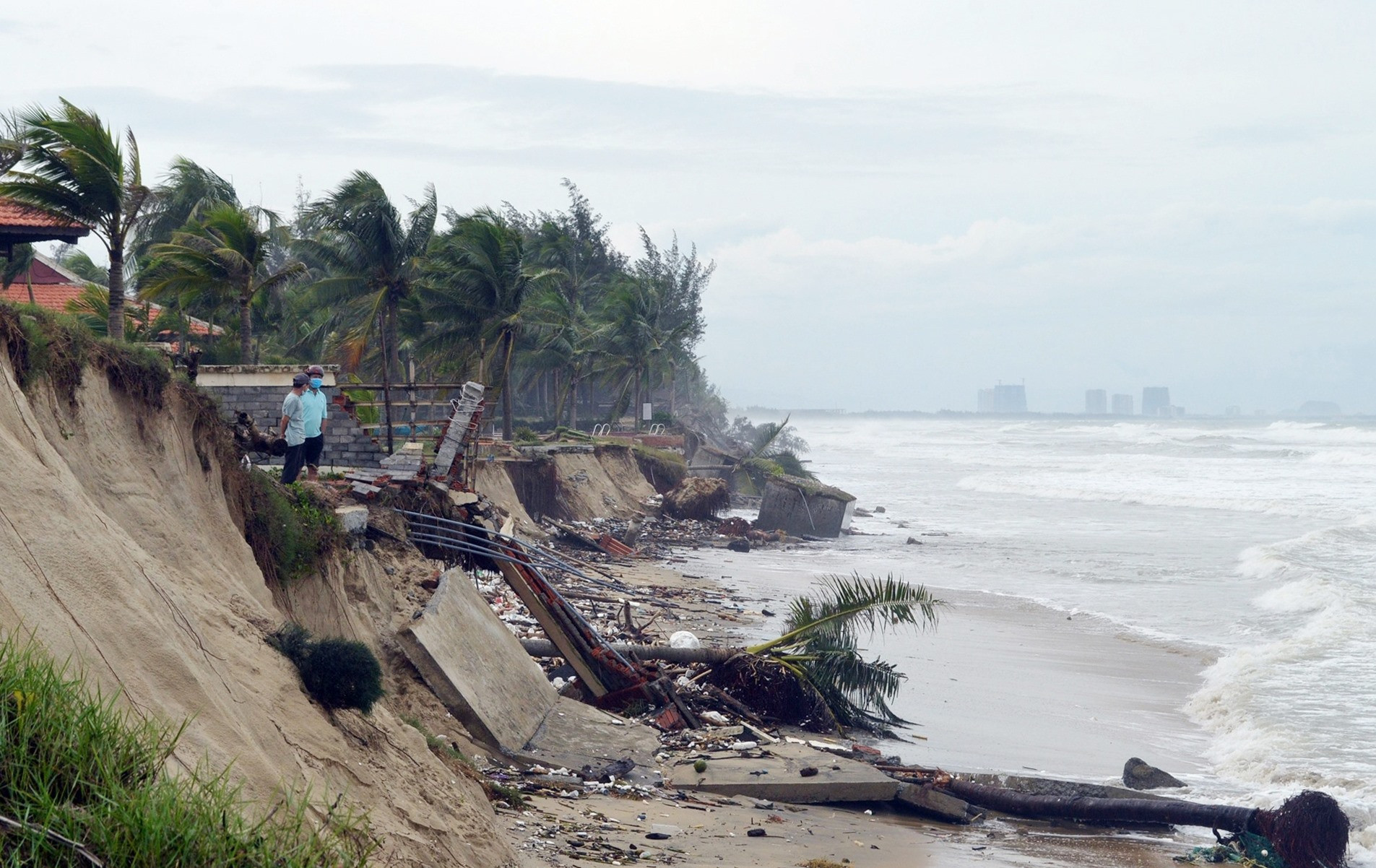Sạt lở bờ biển Cửa Đại trong một số trận bão vừa qua.