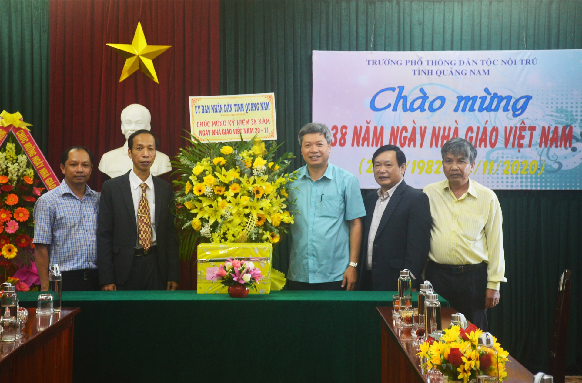Phó Chủ tịch UBND tỉnh Hồ Quang Bửu tặng hoa chúc mừng nhà trường. Ảnh: Q.T