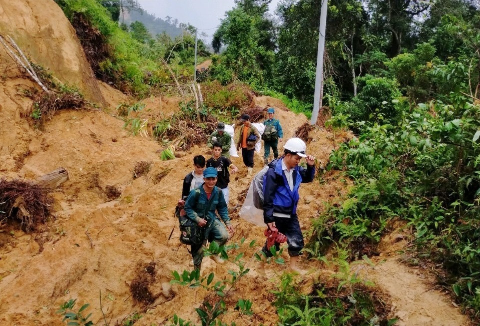 Cán bộ, công nhân viên Điện lực Hiệp Đức cắt rừng tiếp cận xã Phước Thành, lập phương án xử lý sự cố điện.