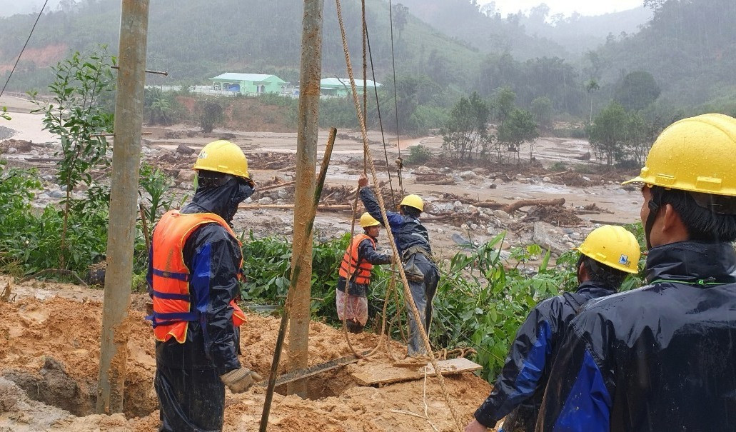 Công nhân điện lực khẩn trương trong công việc để sớm cấp điện lại cho đồng bào vùng cao huyện Phước Sơn.