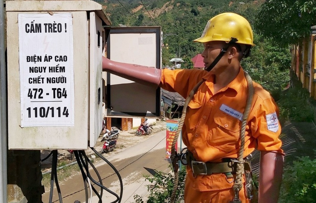 Công nhân Điện lực Hiệp Đức thao tác cấp điện khu vực trung tâm hành chính xã Phước Thành.