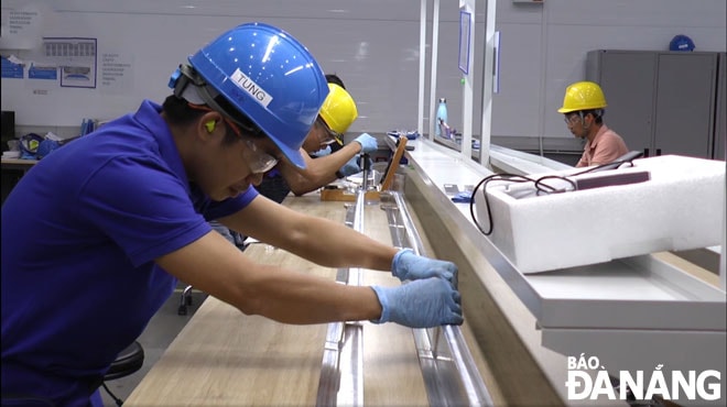Thành phố tiếp tục xác định mục tiêu đẩy mạnh tái cơ cấu ngành công nghiệp với việc tăng tỷ trọng các ngành, sản phẩm có hàm lượng công nghệ-kỹ thuật,  giá trị gia tăng cao.  Trong ảnh: Sản xuất linh kiện hàng không vũ trụ tại Nhà máy sản xuất linh kiện hàng không vũ trụ Sunshine. Ảnh: THÀNH LÂN