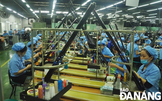 Chuyển dịch hiệu quả trong thu hút đầu tư và phát triển các ngành công nghiệp có hàm lượng công nghệ - kỹ thuật, giá trị gia tăng cao đã góp phần quan trọng thúc đẩy ngành công nghiệp hỗ trợ của thành phố ngày càng phát triển. Trong ảnh: Sản xuất cần câu cá tại Công ty TNHH Daiwa Việt Nam. Ảnh: THÀNH LÂN