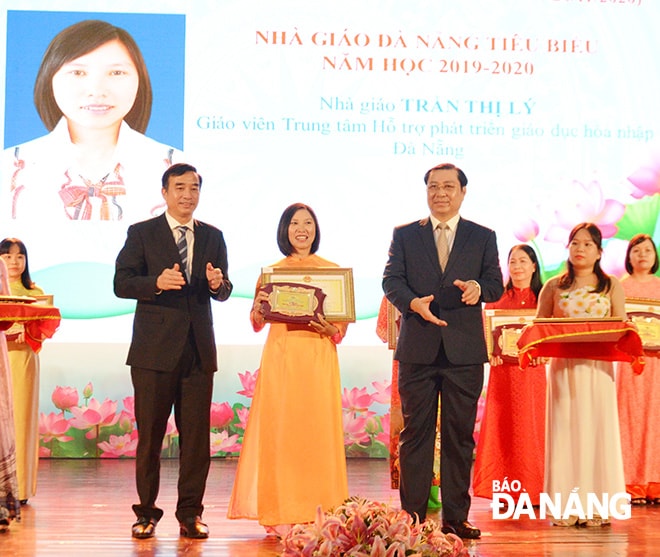 Chủ tịch UBND thành phố Huỳnh Đức Thơ (phải), Phó Chủ tịch Thường trực UBND thành phố Lê Trung Chinh (trái) trao tặng giải thưởng Nhà giáo Đà Nẵng tiêu biểu năm 2020. Ảnh: NGỌC PHÚ