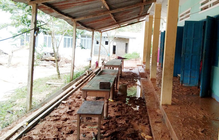 Bùn đất tràn vào dãy phòng cũ của Trường Tiểu học và THCS Phước Thành. Ảnh: T.N
