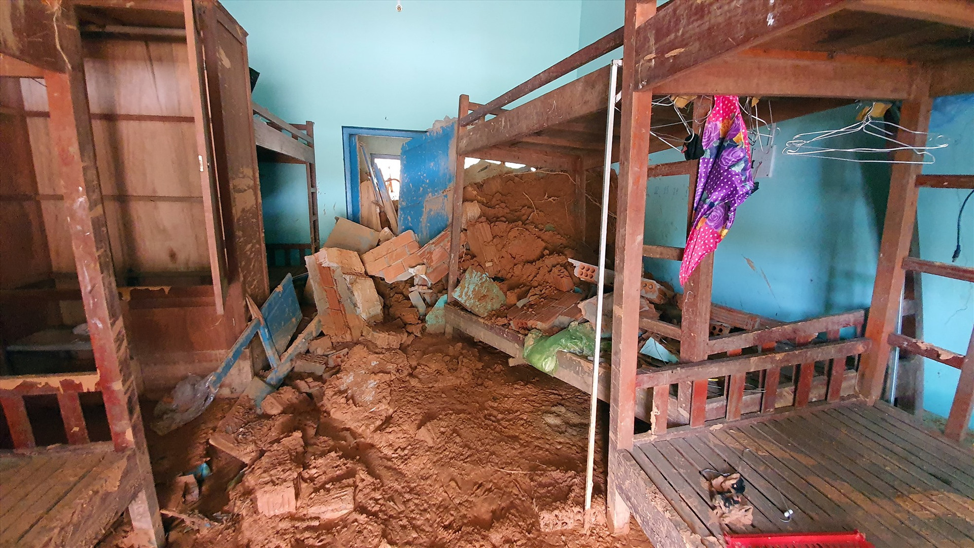 Bùn đất tràn vào dãy nhà ở của thầy cô Trường Tiểu học và THCS Phước Thành.