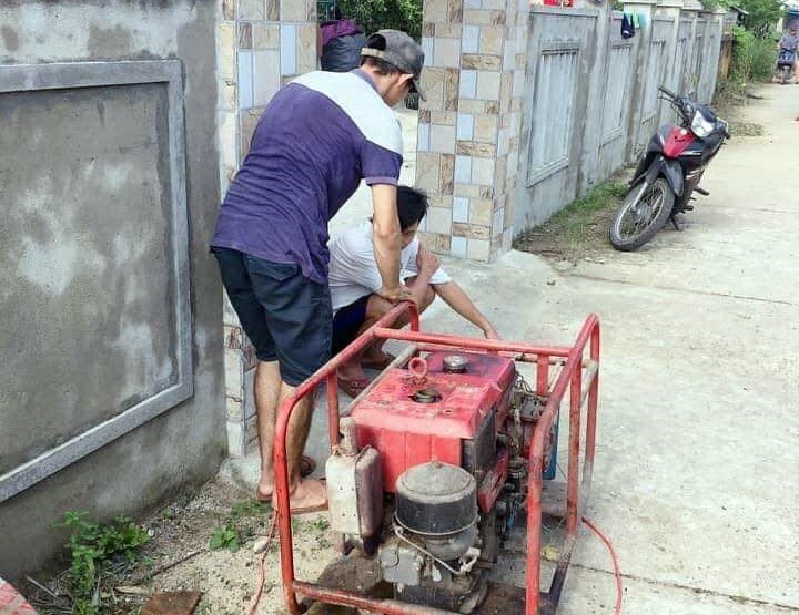 Anh Phạm Tin (Đại Thắng, Đại Lộc) phát máy nổ giúp đỡ bà con trong thôn sau bão lũ. Ảnh: CTV